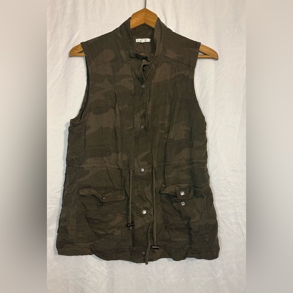 Maurices Jackets & Blazers - Maurice’s Women’s Green Camouflage Button Short Sleeve Vest size Large Pockets